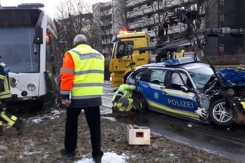 Der beschädigte Streifenwagen nach dem Zusammenstoß. Foto: Annette Zoepf/dpa