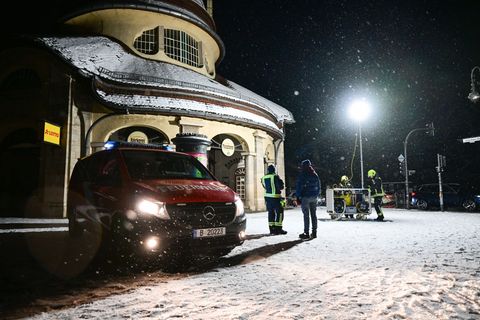 Wegen des Stromausfalls werden Notunterkünfte eingerichtet und Polizei und Feuerwehr beleuchten Plätze. Foto: Sebastian Christop