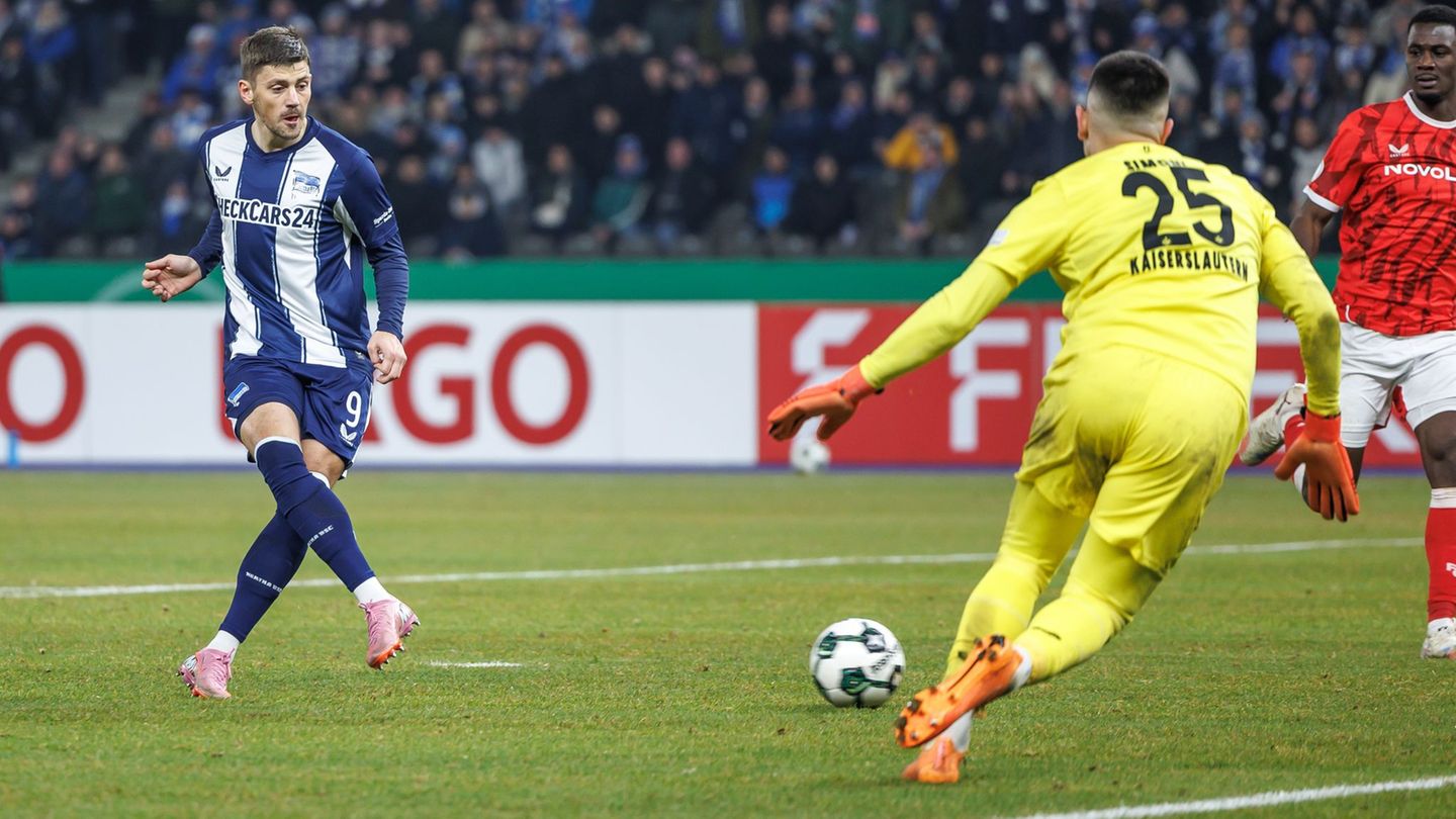 Dawid Kownacki (l) fehlt wegen eines grippalen Infekts im Trainingslager. (Archivbild) Foto: Andreas Gora/dpa