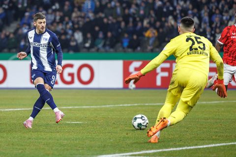 Dawid Kownacki (l) fehlt wegen eines grippalen Infekts im Trainingslager. (Archivbild) Foto: Andreas Gora/dpa