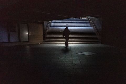 Für viele ein Schock: Noch bis Donnerstag könnten Teile des Berliner Südwestens ohne Strom bleiben. Foto: Michael Kappeler/dpa