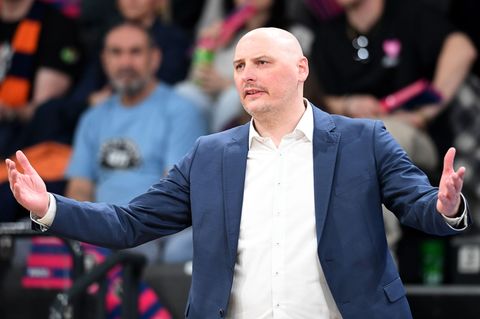 Rostock-Coach Przemyslaw Frasunkiewicz gestikuliert am Spielfeldrand. (Archivbild) Foto: Michael Schwartz/dpa