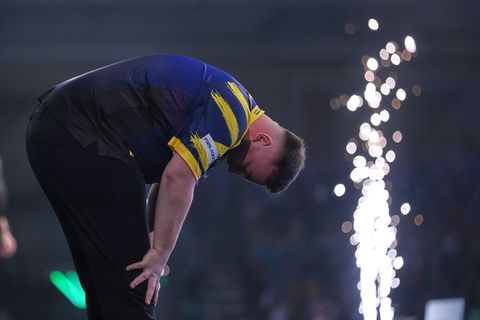 Littler ist nach dem Titel überwältigt. Foto: Dave Shopland/AP/dpa