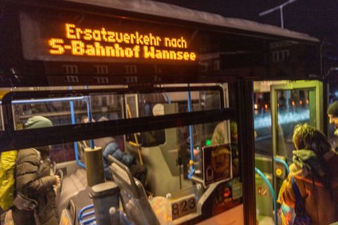 Ein Ersatzverkehr mit Bussen bringt die Fahrgäste zu ihren Zielen. Foto: Michael Kappeler/Dpa/dpa