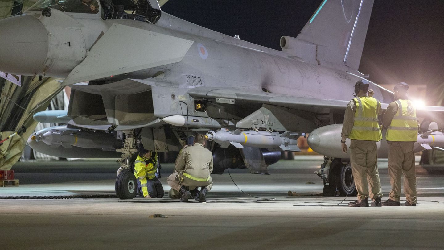 Vor rund zwei Wochen hatten US-Flugzeuge Stellungen der Terroristen attackiert. (Handout) Foto: Sgt Lee Goddard/Ministry of Defe