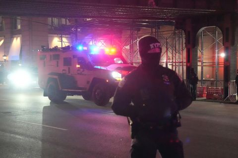 Ein gepanzertes Fahrzeug vor dem DEA-Hauptquartier in Manhattan