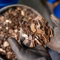 Aus ausgedienten Hochleistungs-Magneten beispielsweise aus Elektroantrieben und Windkraftturbinen werden im Werk der Heraeus-Toc