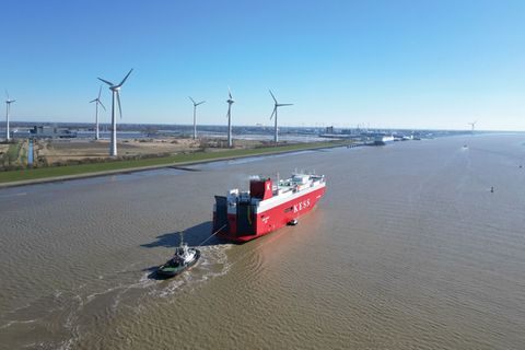 Die Außenems soll vertieft werden - doch das Genehmigungsverfahren dafür dauert. (Archivbild) Foto: Lars Penning/dpa
