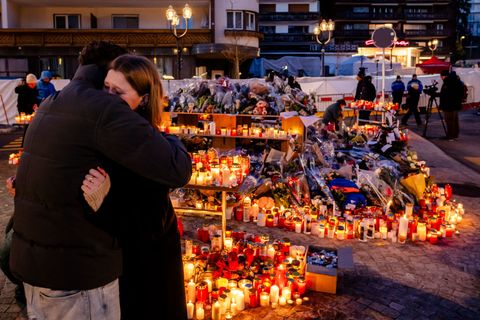 Am kommenden Freitag soll es in Crans-Montana eine Gedenkfeier zu Ehren der Opfer geben. Foto: Jean-Christophe Bott/KEYSTONE/dpa