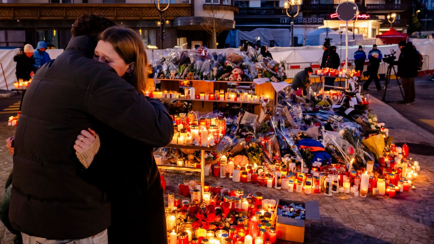 Am kommenden Freitag soll es in Crans-Montana eine Gedenkfeier zu Ehren der Opfer geben. Foto: Jean-Christophe Bott/KEYSTONE/dpa