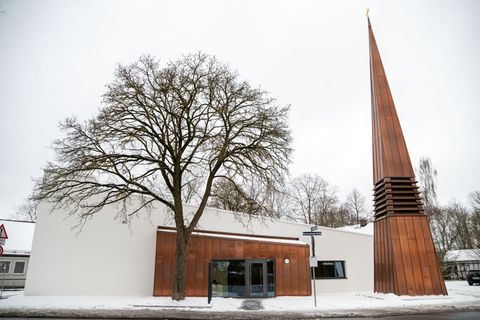 Die neue Kirche der Kirchengemeinde Laineck wird bald eingeweiht. Foto: Pia Bayer/dpa