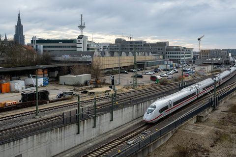 Der Ulmer Hauptbahnhof wird umfangreich saniert. (Foto-Produktion) Foto: Stefan Puchner/dpa