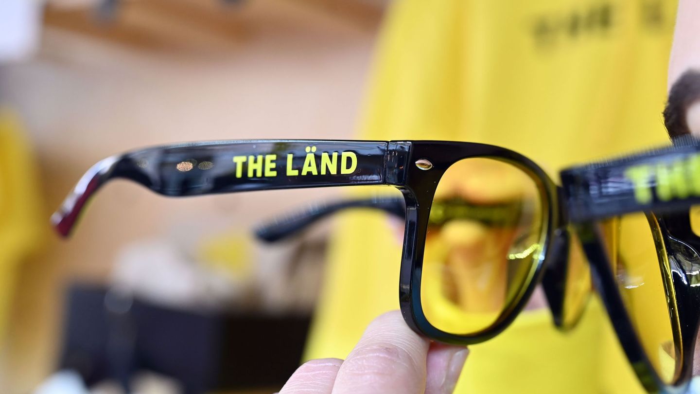 Den Durchblick mit etwas Landespatriotismus: Eine Brille mit "Länd"-Logo. (Archivbild) Foto: Uli Deck/dpa