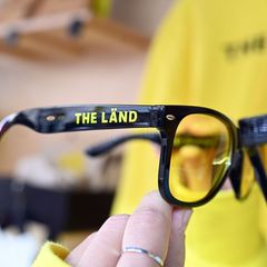 Den Durchblick mit etwas Landespatriotismus: Eine Brille mit "Länd"-Logo. (Archivbild) Foto: Uli Deck/dpa