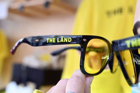 Den Durchblick mit etwas Landespatriotismus: Eine Brille mit "Länd"-Logo. (Archivbild) Foto: Uli Deck/dpa