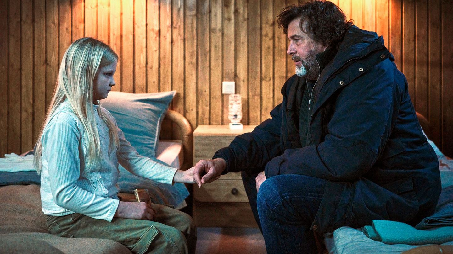 Kommissar Friedemann Berg (Hans-Jochen Wagner) ist der einzige, zu dem Eliza (Hanna Heckt) Zutrauen fasst. Foto: Benoît Linder/S