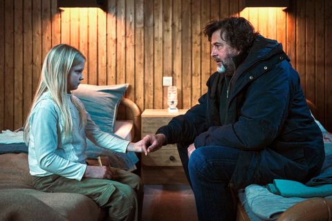 Kommissar Friedemann Berg (Hans-Jochen Wagner) ist der einzige, zu dem Eliza (Hanna Heckt) Zutrauen fasst. Foto: Benoît Linder/S