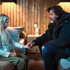 Kommissar Friedemann Berg (Hans-Jochen Wagner) ist der einzige, zu dem Eliza (Hanna Heckt) Zutrauen fasst. Foto: Benoît Linder/S