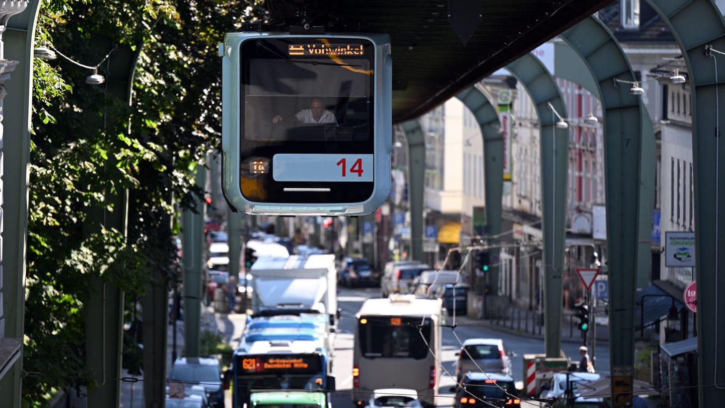 An einigen Stellen führt die Schwebebahntrasse über Straßen. Große Teile der Trasse sind direkt über der Wupper gebaut. (Archivb