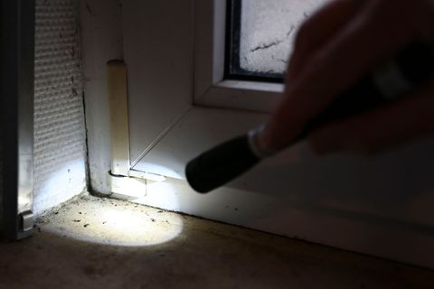 Mäusekot hat auf einem Fensterbrett einer Pizzeria nicht zu suchen. Foto: Katharina Kausche/dpa