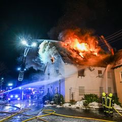 Feuerwehrleute löschen die Flammen. Foto: Jason Tschepljakow/onw-images/dpa