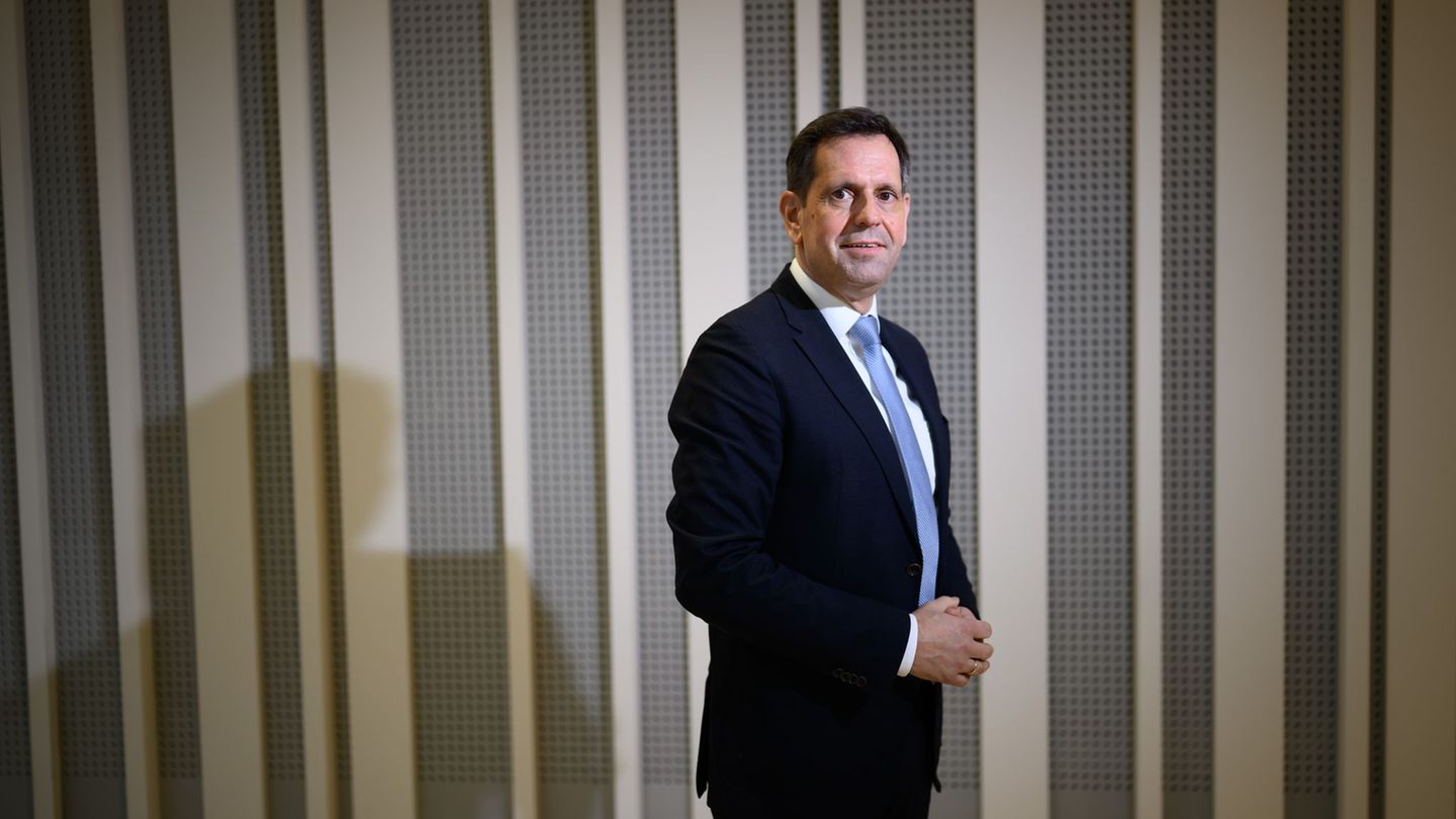 Regierungschef Lies sieht in den Kommunalwahlen vor allem eine Persönlichkeitswahl. Foto: Julian Stratenschulte/dpa