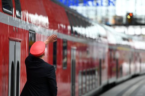 Vor allem im Nahverkehr erleben Mitarbeiter der Deutschen Bahn oft Aggression. (Archivbild) Foto: Soeren Stache/dpa