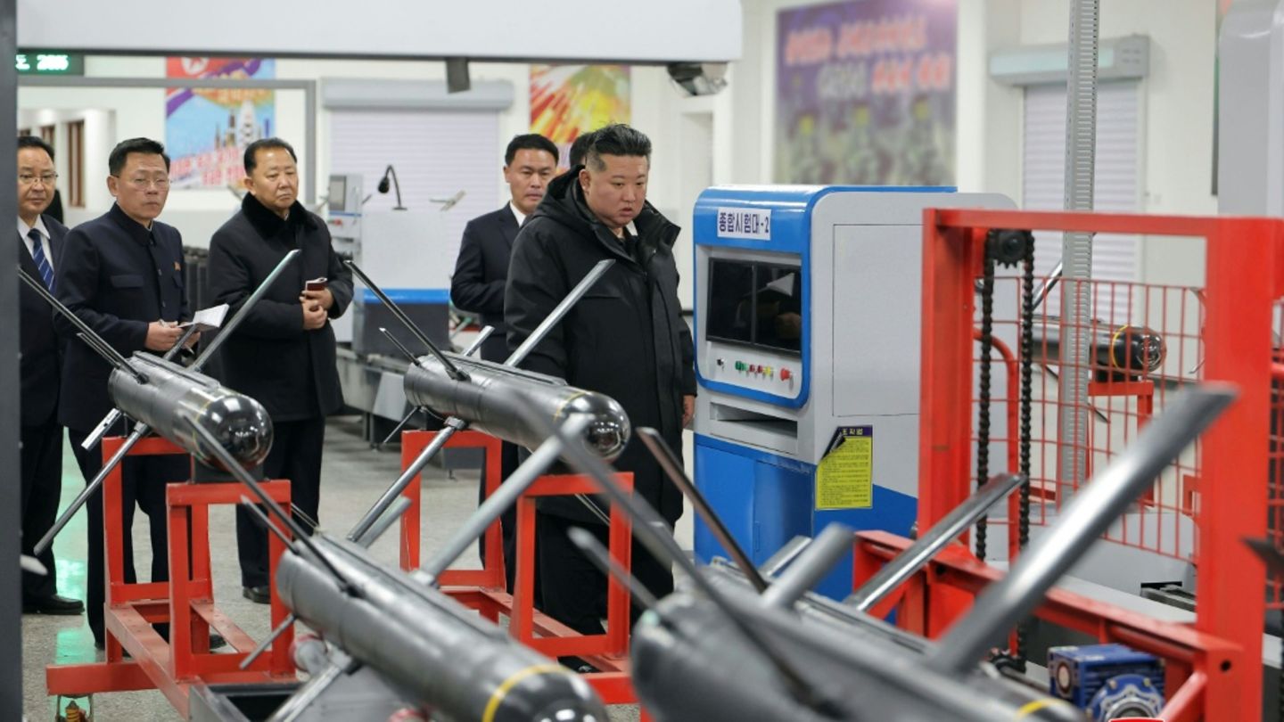 Kim Jong Un bei dem Besuch einer Rüstungsfabrik
