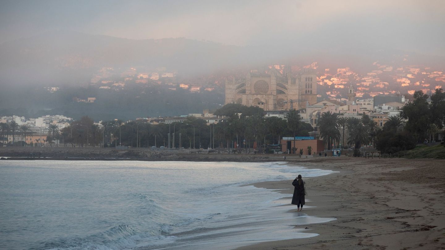 Wie wärs mal mit Urlaub an einem ruhigen, ereignislosen Ort? (Symbolbild) Foto: Clara Margais/dpa