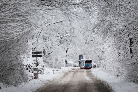 Winterglätte bringt Bus- und Bahnverkehr im Norden weiter durcheinander. Foto: Christian Charisius/dpa