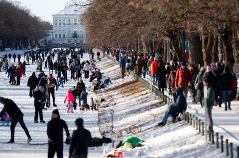 Winterjacke, Schal, Mütze, Handschuhe: Bei eisigen Temperaturen sollte man sich in Bayern weiter warm einpacken. Foto: Sven Hopp