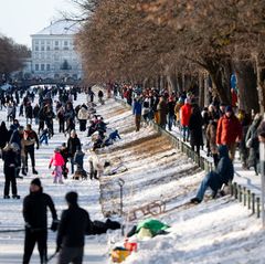 Winterjacke, Schal, Mütze, Handschuhe: Bei eisigen Temperaturen sollte man sich in Bayern weiter warm einpacken. Foto: Sven Hopp