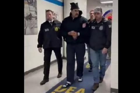 Ein vom Weißen Haus auf der Plattform X verbreitetes Video zeigt, wie Nicolás Madurovon Beamten der US-Drogenpolizei DEA in New York abgeführt wird