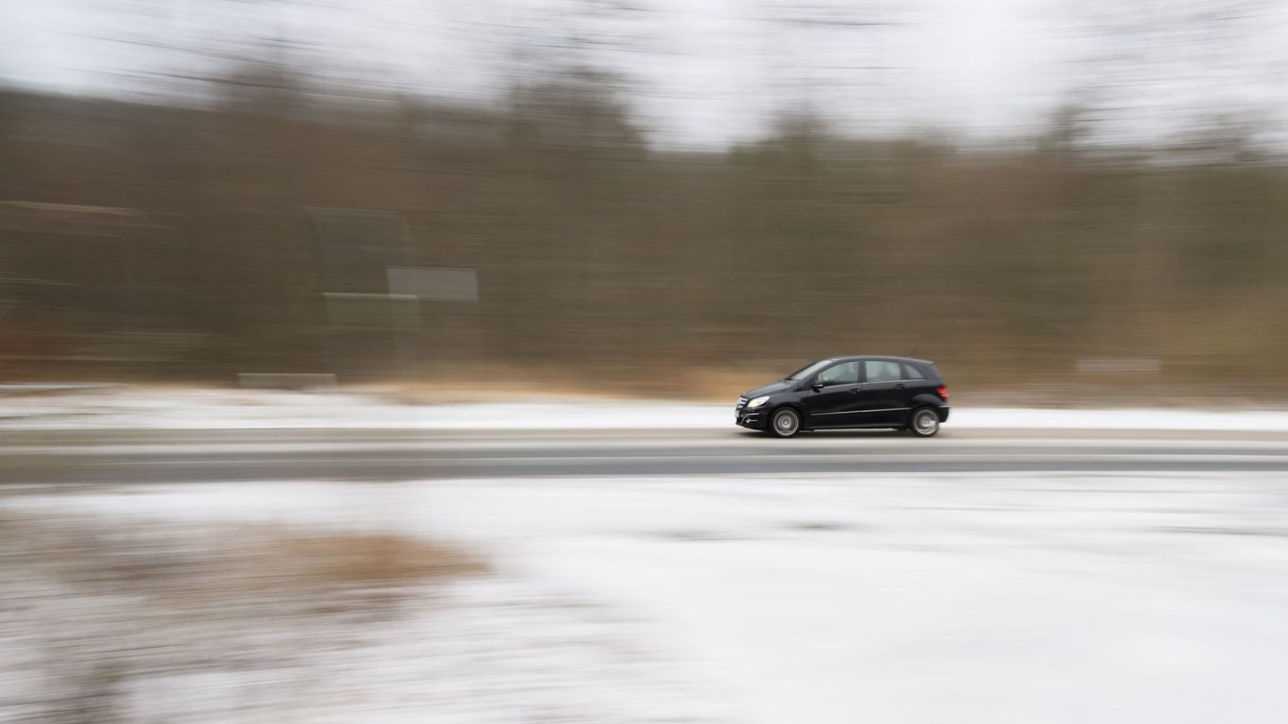 Rutschige Straßen führten am Samstag zu mehreren Unfällen. Foto: Julian Stratenschulte/dpa