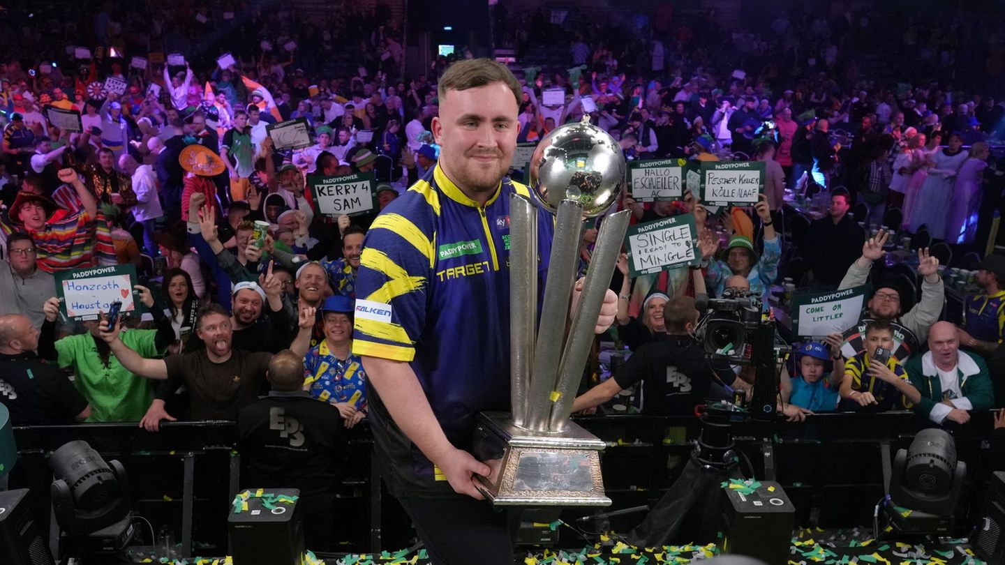 Littler präsentiert zum zweiten Mal die WM-Trophäe. Foto: Dave Shopland/AP/dpa