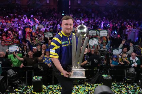 Littler präsentiert zum zweiten Mal die WM-Trophäe. Foto: Dave Shopland/AP/dpa