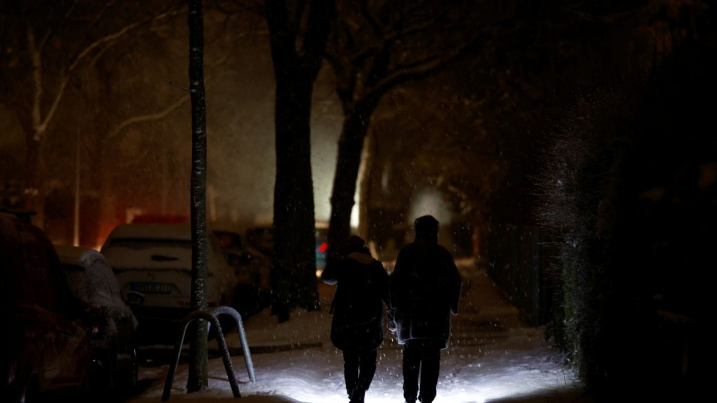 Großflächiger Stromausfall in Berlin: Erste 7000 Haushalte wieder am Netz