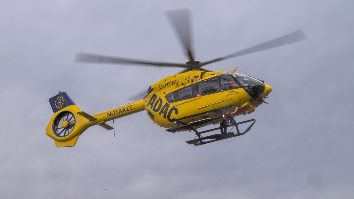 Ein Rettungshubschrauber brachte den 34-Jährigen in ein Krankenhaus. (Symbolbild) Foto: Peter Kneffel/dpa