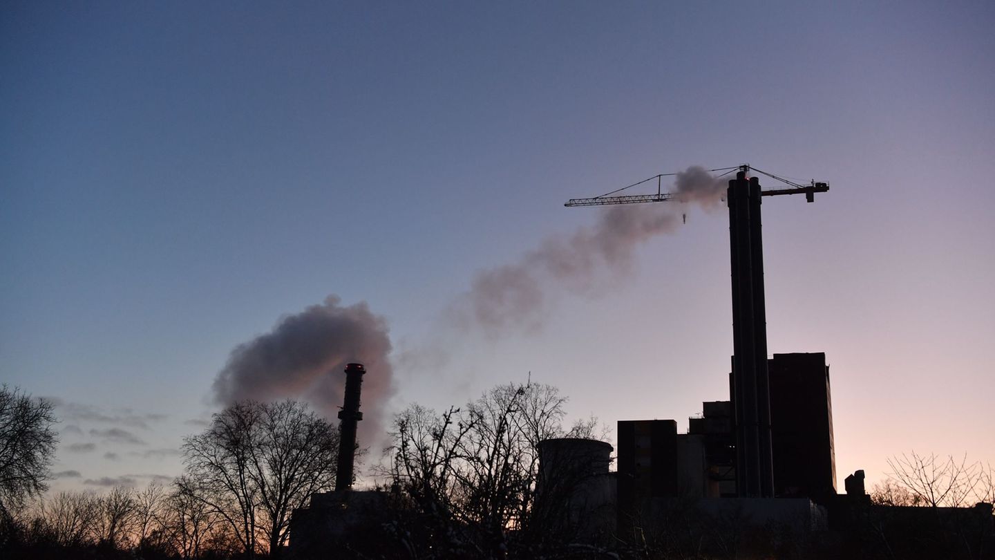 V Berlinu po domnevnem požigu delno vzpostavili oskrbo z električno energijo