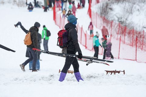 Das Winterwetter sorgt für Betrieb auf den Skipisten im Harz. Foto: Matthias Bein/dpa