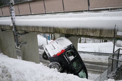 In Winterberg rutschte ein Auto mit fünf Menschen eine Böschung herunter. Foto: Robert Michael/dpa
