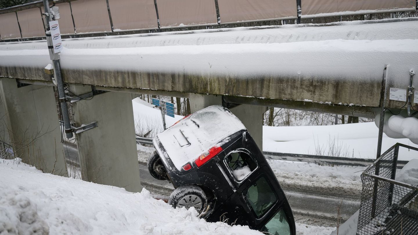 In Winterberg rutschte ein Auto mit fünf Menschen eine Böschung herunter. Foto: Robert Michael/dpa
