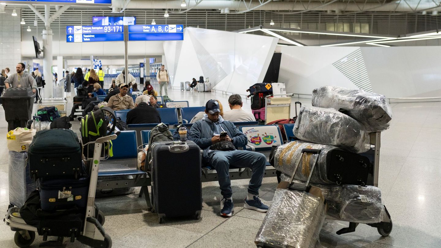 Am Flughafen Athen und anderen Airports Griechenlands müssen Reisende warten. (Archivbild) Foto: Socrates Baltagiannis/dpa