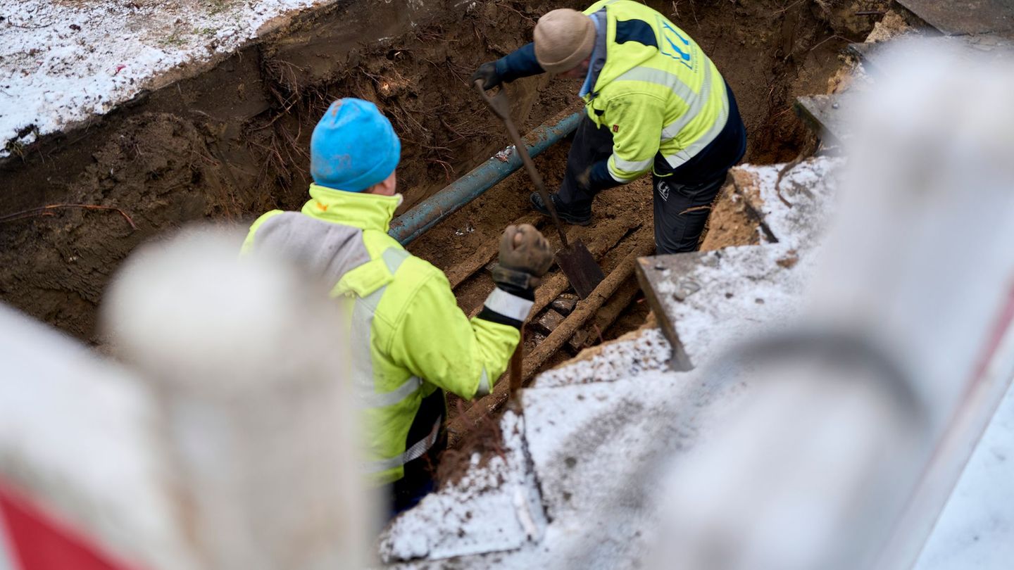 Mit Ersatzleitungen konnten einige Haushalte wieder ans Stromnetz angeschlossen werden, rund 35.000 müssen aber wohl bis Donners