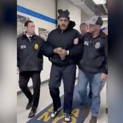 Maduro wird in New York abgeführt.