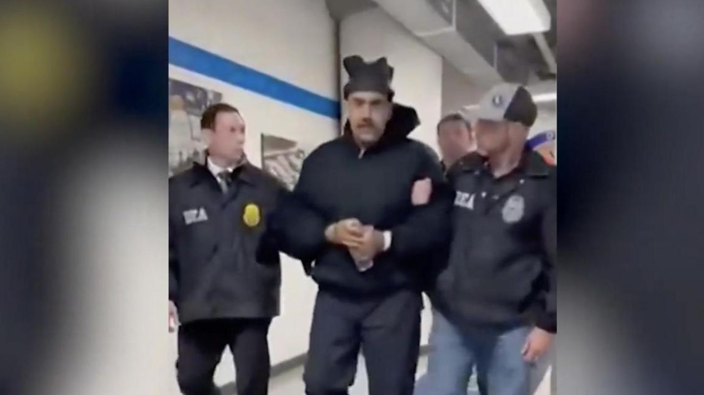 Bizarre Szenen: Maduro wird in Handschellen und Badeschlappen abgeführt