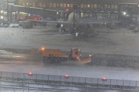 Am Düsseldorfer Flughafen hatte der Winterdienst am Wochenende einiges zu tun. Foto: Jan Ohmen/dpa