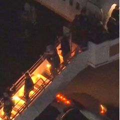 Maduro (l) auf einer Flugzeugrampe und (r) in New York.