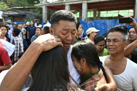 Freigelassener Gefängnisinsasse wird in Yangon von Angehörigen begrüßt