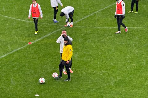 BVB-Coach Niko Kovac trotzte am Sonntag dem Dauerregen in Marbella. Foto: Carsten Lappe/dpa